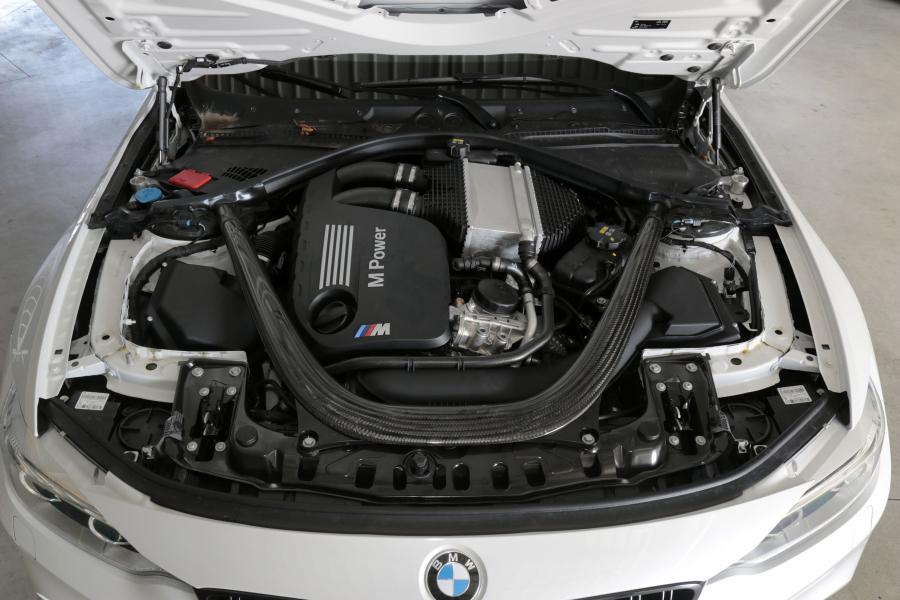 Моторный отсек BMW M4 Coupe Competition Package 2016 года  (фото 17 из 29)
